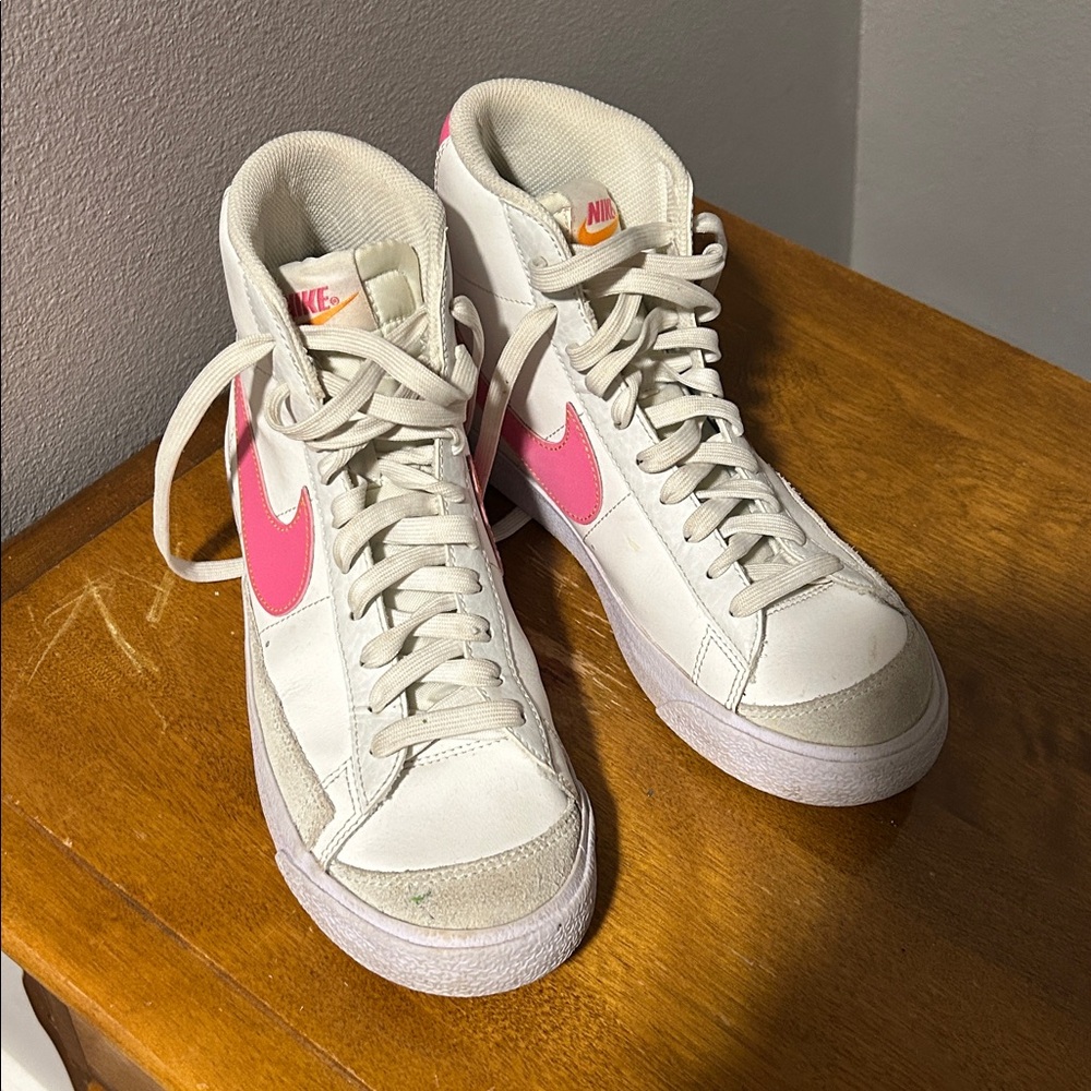 Nike High-Top Blazers 6.5Y in White and Pink